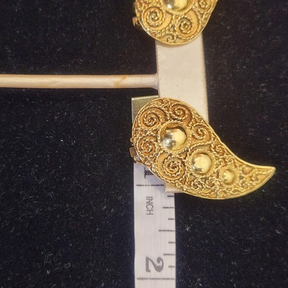 Kenneth Jay Lane Paisley Goldtone Filigree Vintage Clip on Earrings - Picture 2 of 9